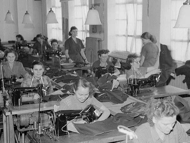 Munkaruha- és védőruha készítő a szabásmintát rögzíti az anyagon
